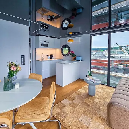 « houseboat » Luxe • • Rooftop • Rhone Botel
