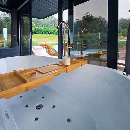 « houseboat » Luxe • • Rooftop • Rhone Botel