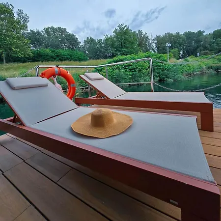 « houseboat » Luxe • • Rooftop • Rhone Botel *